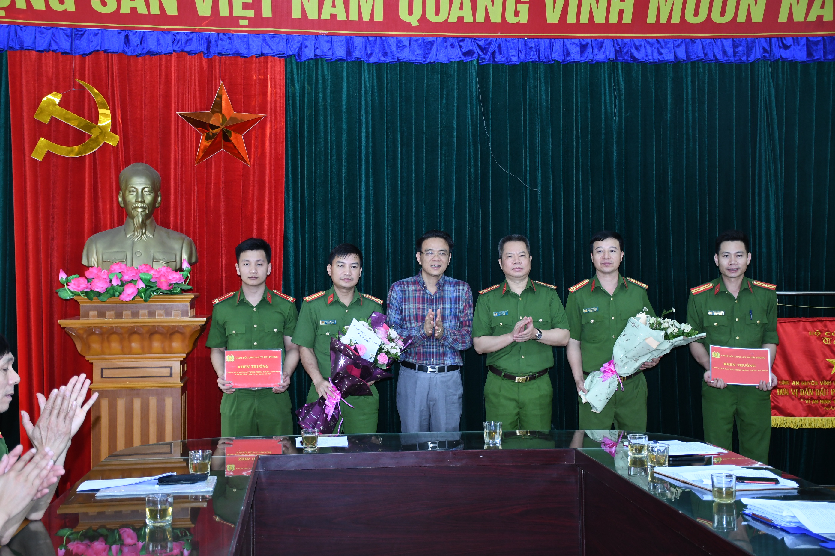 Khen thưởng Công an huyện Vĩnh Bảo lập thành tích trong đợt cao điểm tấn công, trấn áp tội phạm 